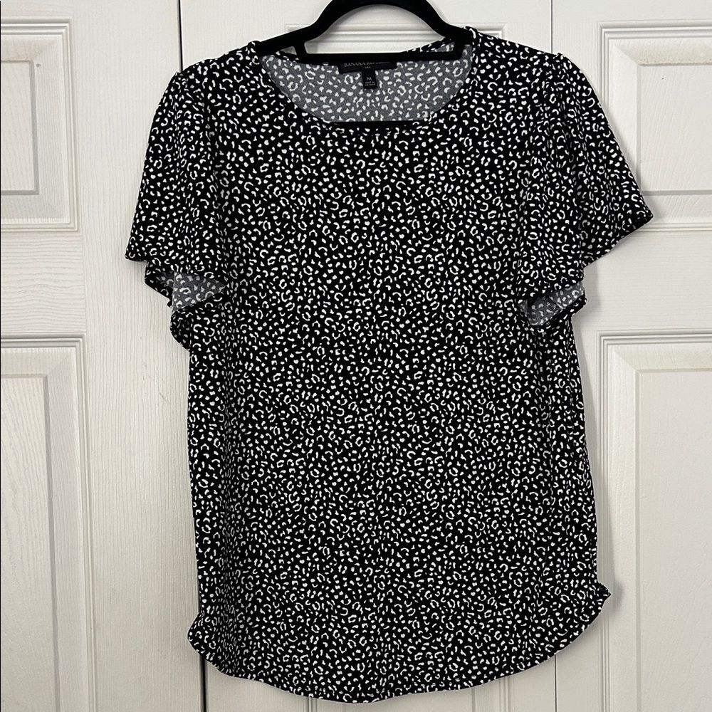 BANANA REPUBLIC Size Medium Black White Monochrome Blouse Office Ruffle Neutral